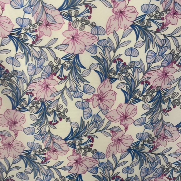 A Stunning Floral Vince Camuto Blouse! - Picture 6 of 8